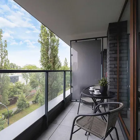 Lägenhet 2-bedroom With Balcony & Parking In Cracow By Renters Kraków