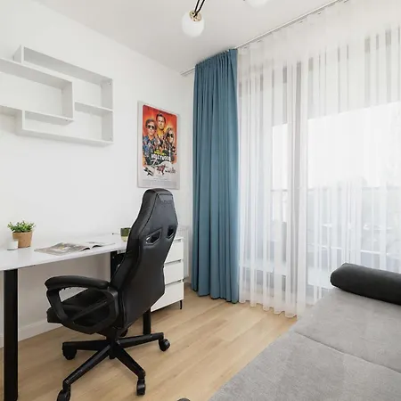 Lägenhet 2-bedroom With Balcony & Parking In Cracow By Renters *