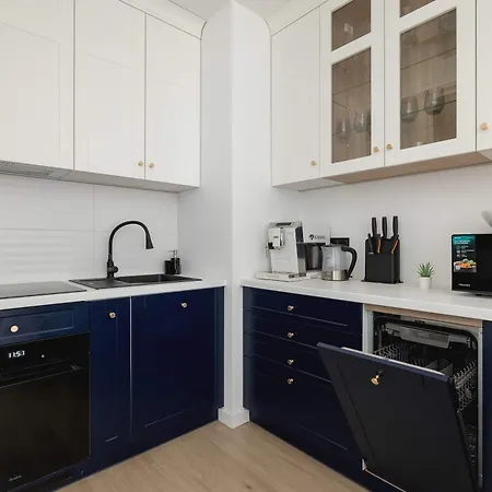 2-bedroom With Balcony & Parking In Cracow By Renters Lägenhet *