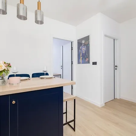 2-bedroom With Balcony & Parking In Cracow By Renters