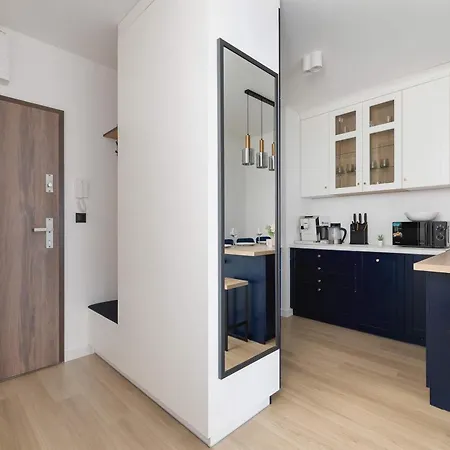2-bedroom With Balcony & Parking In Cracow By Renters Lägenhet