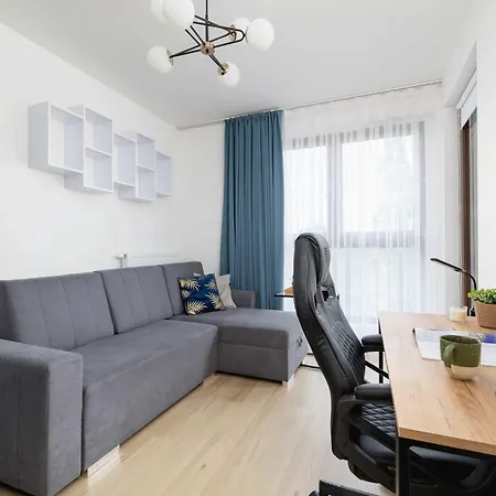 2-bedroom With Balcony & Parking In Cracow By Renters Lägenhet