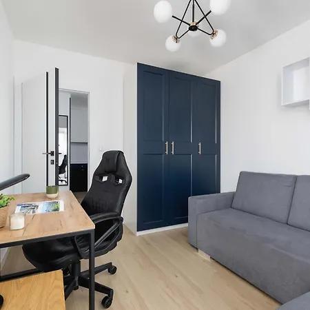 Lägenhet 2-bedroom With Balcony & Parking In Cracow By Renters