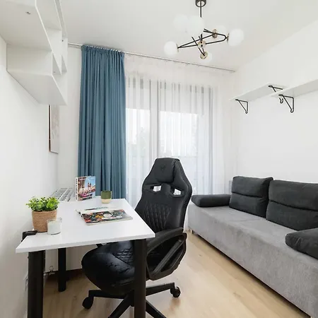 2-bedroom With Balcony & Parking In Cracow By Renters Lägenhet *