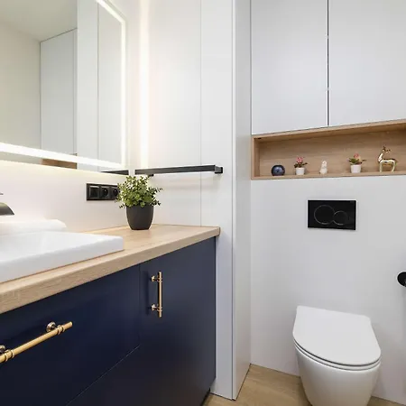 2-bedroom With Balcony & Parking In Cracow By Renters Lägenhet