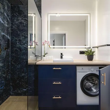 2-bedroom With Balcony & Parking In Cracow By Renters *