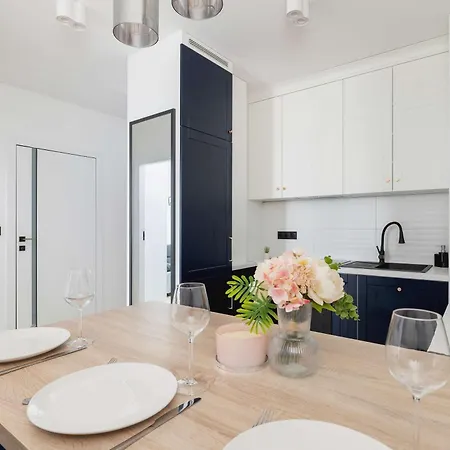 2-bedroom With Balcony & Parking In Cracow By Renters Διαμέρισμα *