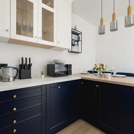 2-bedroom With Balcony & Parking In Cracow By Renters Διαμέρισμα *