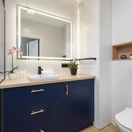 2-bedroom With Balcony & Parking In Cracow By Renters Διαμέρισμα