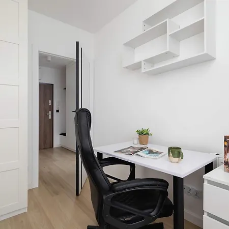 2-bedroom With Balcony & Parking In Cracow By Renters